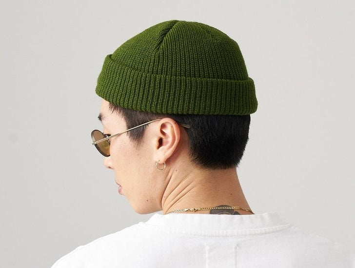 Cómo usar un gorro de lana de color en el día a día