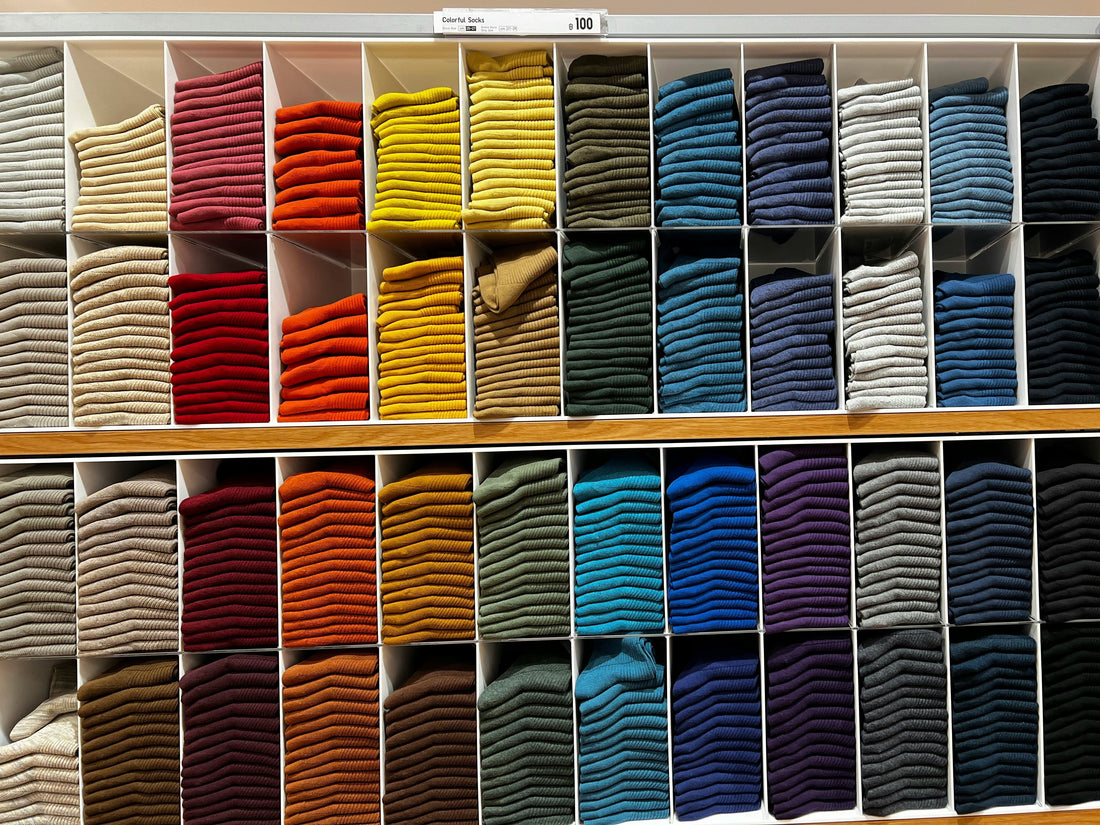 Calcetines de colores: el detalle mínimo que cambia todo